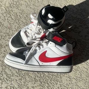 Kids - Boy NIKE Sneakers - Size 4  (big boy) 4Y